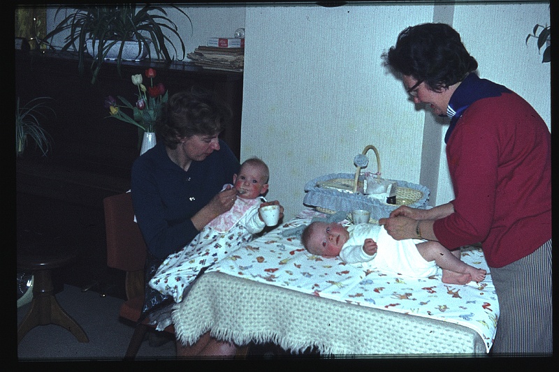 27.Delft feb 1964 Ilse,Mama,Brigitte,Marion.JPG